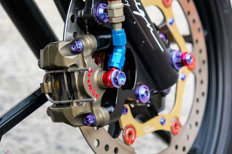 Hệ thống phanh cũng được nâng cấp với kẹp phanh Brembo HRC, đĩa phanh Brembo size 267 mm và dây dầu bấm đầu Earl's. Riêng combo này đã có giá gần 60 triệu đồng.