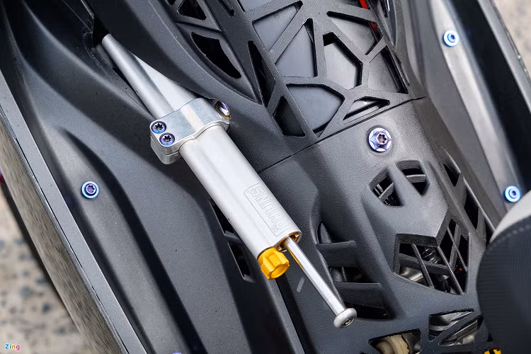 Bản độ Exciter này được trang bị trợ lực Ohlins có giá khoảng 8 triệu đồng. Bộ phận này có tác dụng triệt tiêu hiện tượng rung lắc cổ xe khi vận hành ở tốc độ cao. Thông thường, các mẫu xe phân khối lớn hoặc xe đã nâng cấp sức mạnh mới sử dụng trợ lực. Dần dần, trang bị này xuất hiện "mặc định" trên các bản độ đắt giá.