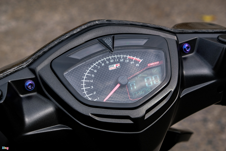 Đồng hồ nguyên bản của Exciter 2010 được thay bằng đồng hồ Koso Uma, tích hợp màn hình hiển thị các thông số trực quan hơn. Đồng hồ này có thêm phần hiển thị vòng tua máy trong khi các thông số cơ bản được thể hiện qua màn hình kỹ thuật số.