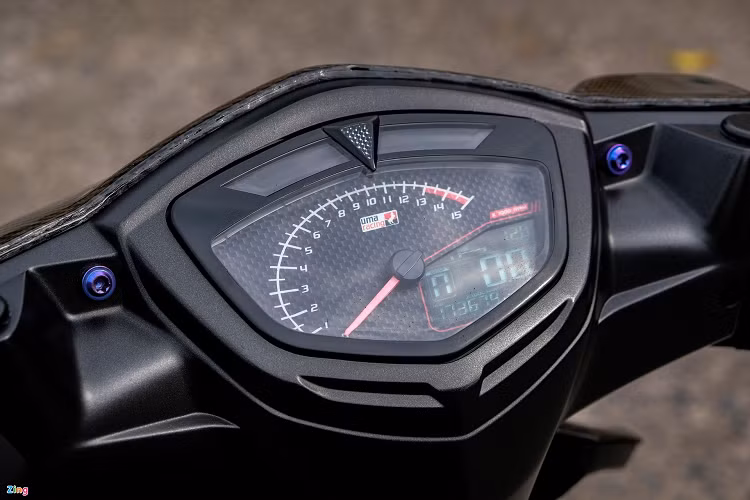 Đồng hồ nguyên bản của Exciter 2010 được thay bằng đồng hồ Koso Uma, tích hợp màn hình hiển thị các thông số trực quan hơn. Đồng hồ này có thêm phần hiển thị vòng tua máy trong khi các thông số cơ bản được thể hiện qua màn hình kỹ thuật số.