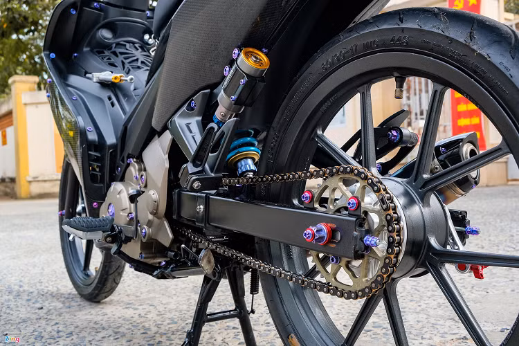 Ngoài ra, xe còn được trang bị dàn ốc titanium, càng phanh Takegawa... Tổng giá trị gói độ trên Yamaha Exciter này khoảng hơn 170 triệu đồng.