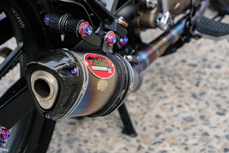 Bản độ này không được can thiệp vào động cơ, vẫn là động cơ dung tích 135 cc, cho ra công suất 11,3 mã lực. Để bản độ nổi bật hơn, chủ xe trang bị hệ thống ống xả titanium AHM M2.