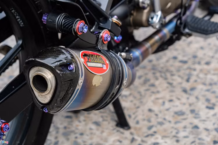 Bản độ này không được can thiệp vào động cơ, vẫn là động cơ dung tích 135 cc, cho ra công suất 11,3 mã lực. Để bản độ nổi bật hơn, chủ xe trang bị hệ thống ống xả titanium AHM M2.