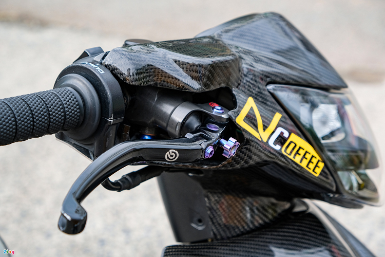 Ở phần đầu, xe được trang bị phanh Brembo Billet có giá lên đến 13,5 triệu đồng. Bên cạnh đó, xe còn được trang bị cùm ga Domino.