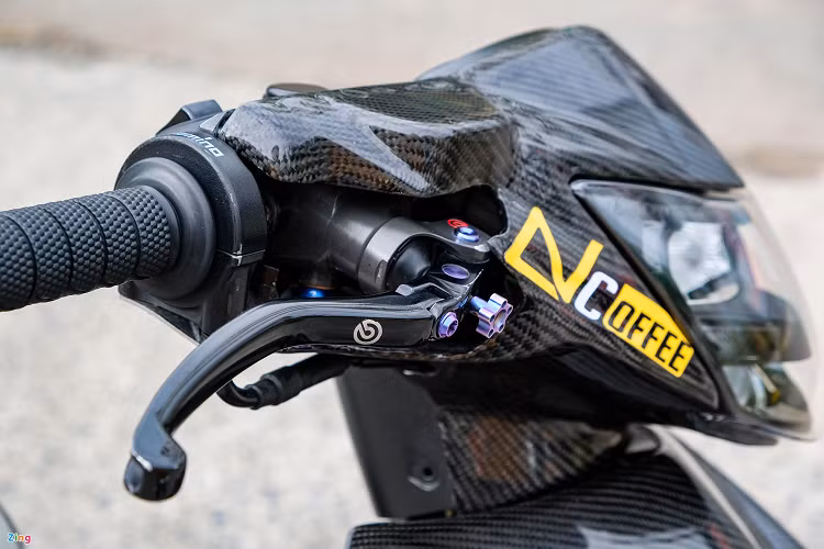 Ở phần đầu, xe được trang bị phanh Brembo Billet có giá lên đến 13,5 triệu đồng. Bên cạnh đó, xe còn được trang bị cùm ga Domino.