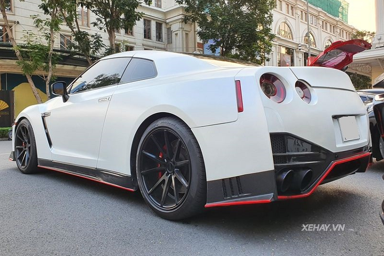 Cuối cùng, chiếc GT-R Nismo "hàng giả" này thậm chí còn được nâng cấp sức mạnh với gói độ động cơ đến từ hãng COBB Tuning và "lên đời" hệ thống ống xả hiệu năng cao của Armytrix.