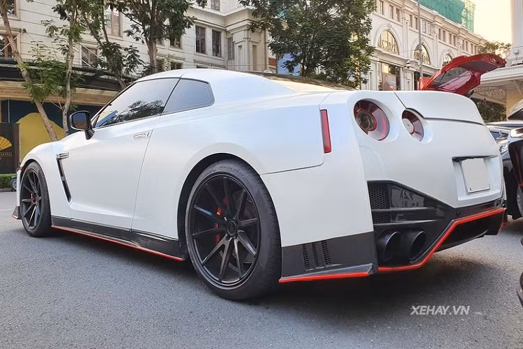 Cuối cùng, chiếc GT-R Nismo "hàng giả" này thậm chí còn được nâng cấp sức mạnh với gói độ động cơ đến từ hãng COBB Tuning và "lên đời" hệ thống ống xả hiệu năng cao của Armytrix.