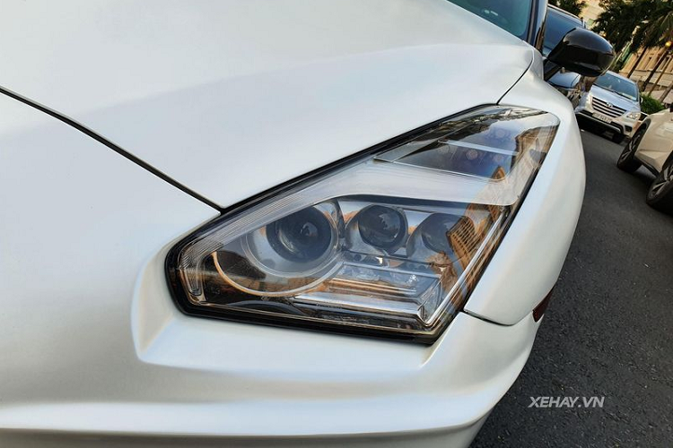 Để giống với GT-R Nismo, chiếc Nissan GT-R hàng hiếm này đã được bổ sung nhiều chi tiết làm bằng sợi carbon quanh thân xe như cản trước, mui xe, hốc gió trước mới, cản sau, ốp sườn, ốp gương cửa và cánh gió lớn cố định phía đuôi.