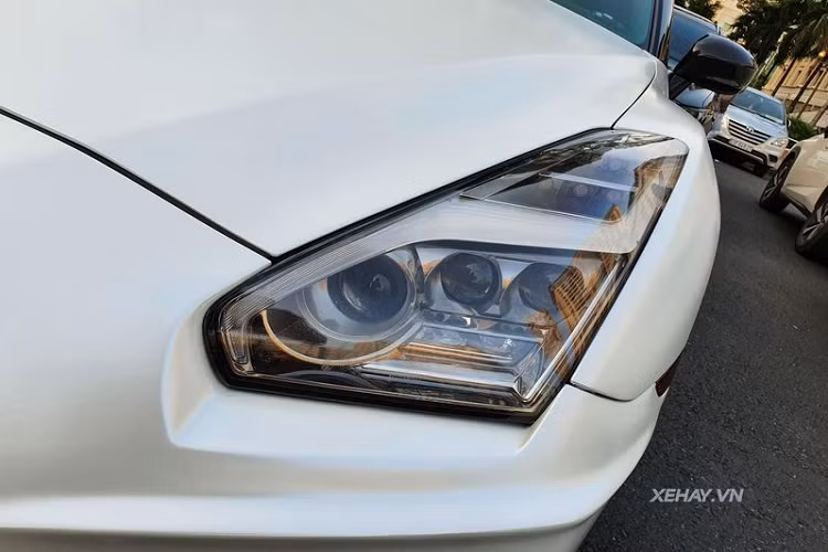 Để giống với GT-R Nismo, chiếc Nissan GT-R hàng hiếm này đã được bổ sung nhiều chi tiết làm bằng sợi carbon quanh thân xe như cản trước, mui xe, hốc gió trước mới, cản sau, ốp sườn, ốp gương cửa và cánh gió lớn cố định phía đuôi.