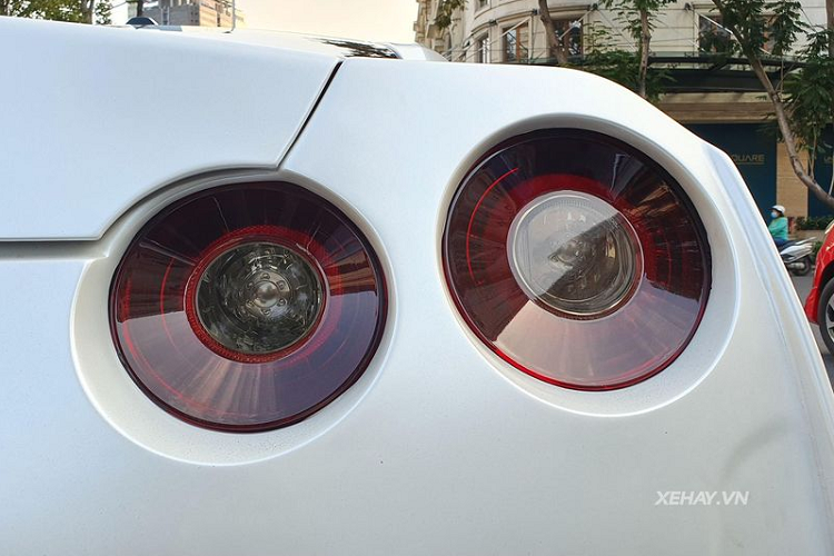 Chưa hết, xe cũng có nhiều đường viền màu đỏ nổi bật trên nền trắng, kéo dài từ đầu xe tới hai bên hông và kết thúc ở đuôi xe.