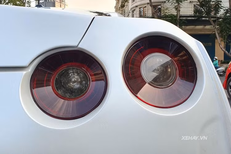 Chưa hết, xe cũng có nhiều đường viền màu đỏ nổi bật trên nền trắng, kéo dài từ đầu xe tới hai bên hông và kết thúc ở đuôi xe.