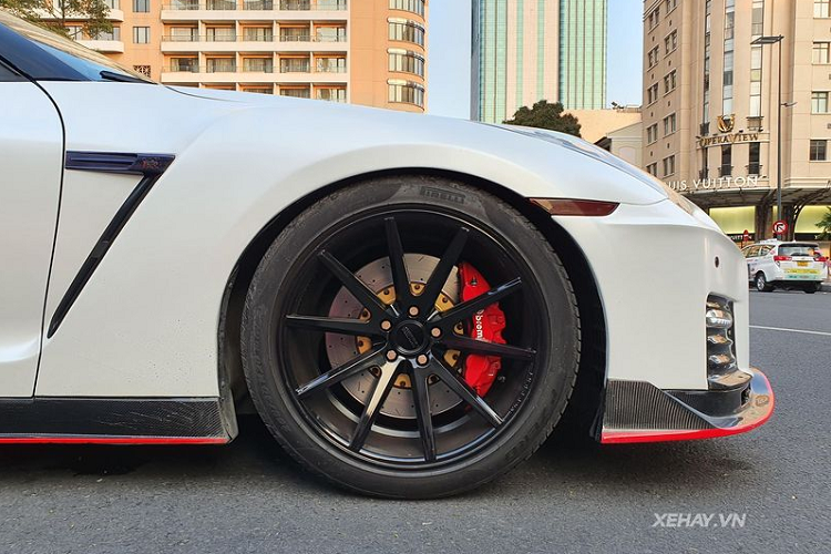 Để nhấn mạnh thêm nữa vẻ ngoài của Nissan GT-R độ bodykit Nismo độc nhất Việt Nam, chủ nhân cũng đã trang bị cho xe bộ la-zăng đa chấu sơn đen mờ của Vossen.