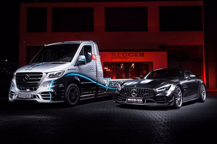 Cung cấp sức mạnh cho chiếc Mercedes Sprinter là động cơ diesel V6 3.0L, công suất tối đa 190 mã lực và mô-men xoắn 440 Nm. Xe sử dụng hộp số tự động 7 cấp và dẫn động cầu sau. Mức giá xe Mercedes-Benz Sprinter bán tải đặc biệt này là 125.000 euro, tức khoảng 147.000 USD (tương đương hơn 3,4 tỷ đồng).