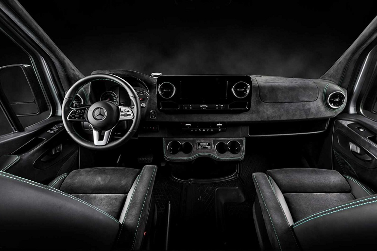 Cabin 2 chỗ ngồi trông thể thao hơn khi ghế ngồi và bảng tablo được bọc da Alcantara viền chỉ xanh. Khoang lái được nâng cấp khả năng cách âm và trang bị hệ thống âm thanh cao cấp, tăng tính tiện nghi khi lái xe.