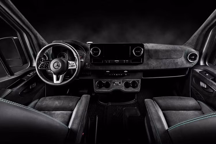 Cabin 2 chỗ ngồi trông thể thao hơn khi ghế ngồi và bảng tablo được bọc da Alcantara viền chỉ xanh. Khoang lái được nâng cấp khả năng cách âm và trang bị hệ thống âm thanh cao cấp, tăng tính tiện nghi khi lái xe.