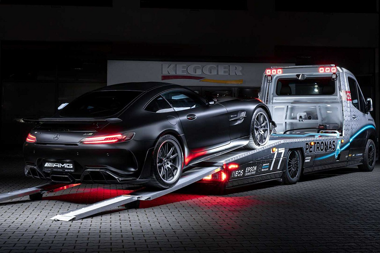 Phần thân sau được kéo dài và nâng cấp thêm 2 thanh ray kim loại để phục vụ cho việc chuyên chở ôtô. Đáng chú ý, chiếc Mercedes-Benz Sprinter hàng độc này được trang bị hệ thống phuộc khí nén, thay thế cho kiểu treo nhíp nguyên bản.