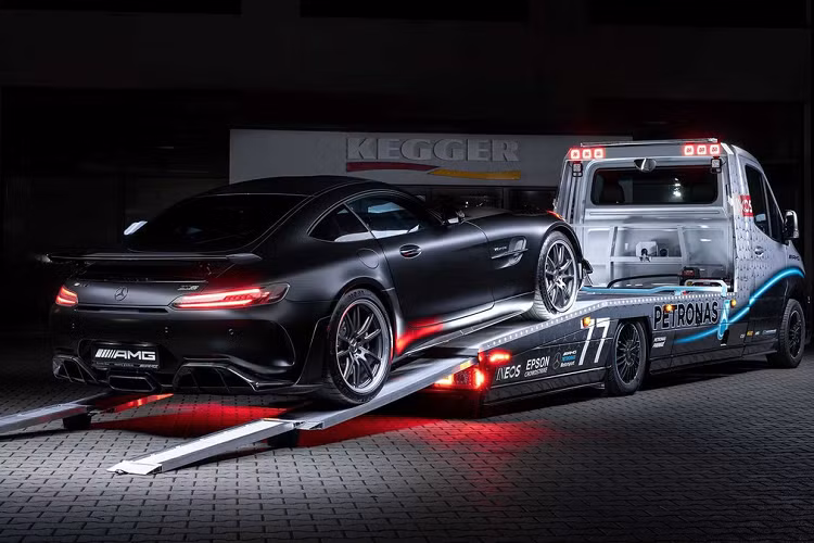 Phần thân sau được kéo dài và nâng cấp thêm 2 thanh ray kim loại để phục vụ cho việc chuyên chở ôtô. Đáng chú ý, chiếc Mercedes-Benz Sprinter hàng độc này được trang bị hệ thống phuộc khí nén, thay thế cho kiểu treo nhíp nguyên bản.