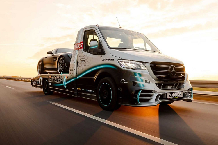 Lấy cảm hứng từ đội đua Công thức Một Mercedes-AMG Petronas, chiếc Sprinter thế hệ thứ 3 được sơn chủ đạo 2 màu trắng và đen. Đi cùng các họa tiết màu xanh dạ quang trang trí 2 bên thân, cản trước và gương chiếu hậu.