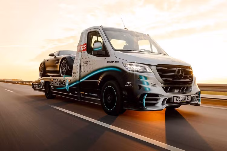 Lấy cảm hứng từ đội đua Công thức Một Mercedes-AMG Petronas, chiếc Sprinter thế hệ thứ 3 được sơn chủ đạo 2 màu trắng và đen. Đi cùng các họa tiết màu xanh dạ quang trang trí 2 bên thân, cản trước và gương chiếu hậu.