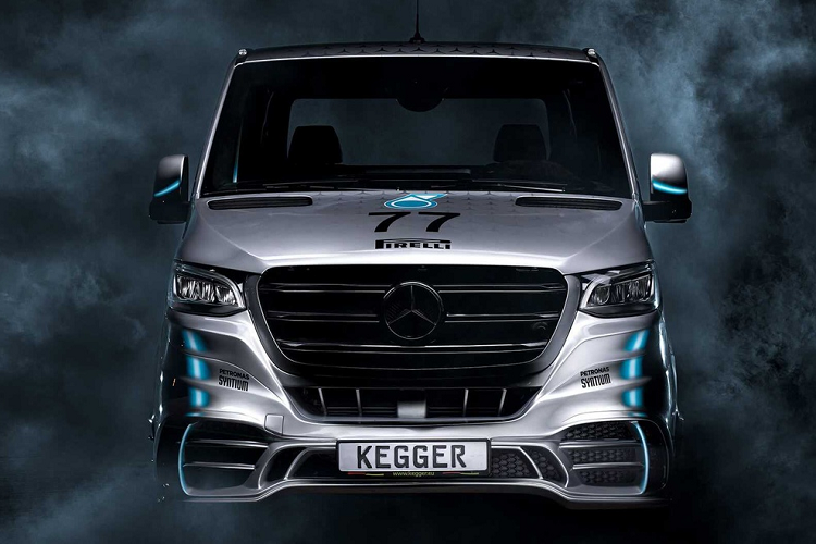 Thay đổi chính tập trung ở phần đầu với lưới tản nhiệt cỡ lớn sơn đen mờ, cản trước thể thao kiểu AMG đi cùng chi tiết hốc hút gió trên nắp ca-pô. Mâm xe cũng được chuyển sang loại hợp kim đa chấu với kích thước 18 inch.