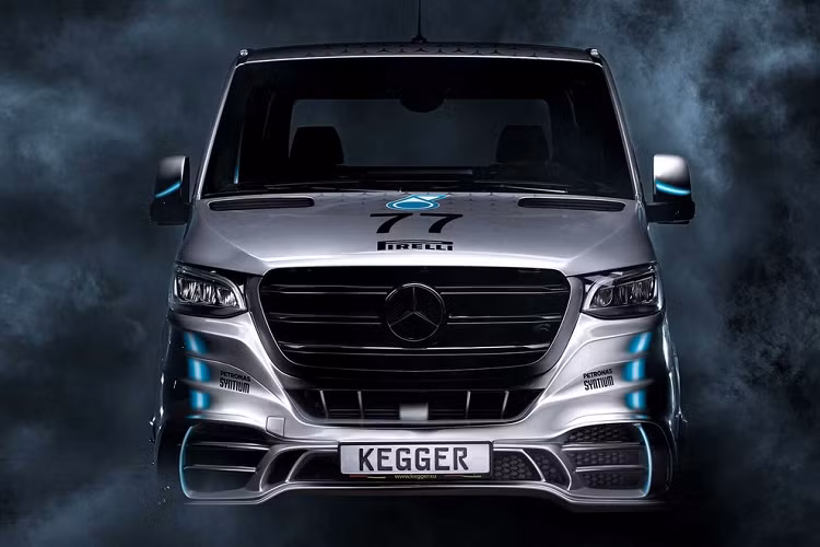 Thay đổi chính tập trung ở phần đầu với lưới tản nhiệt cỡ lớn sơn đen mờ, cản trước thể thao kiểu AMG đi cùng chi tiết hốc hút gió trên nắp ca-pô. Mâm xe cũng được chuyển sang loại hợp kim đa chấu với kích thước 18 inch.