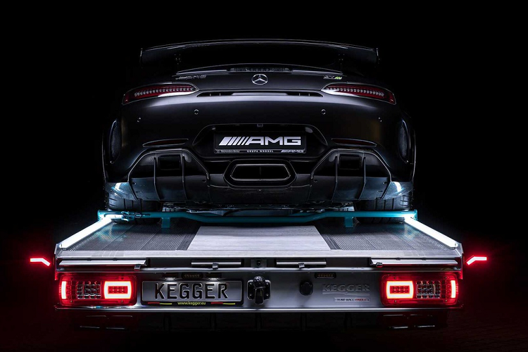 Phần đuôi có thiết kế đơn giản với kiểu đèn hậu LED hình hộp. Hai chi tiết mới đáng chú ý là móc kéo và cụm ống xả kép hình chữ nhật sơn đen.