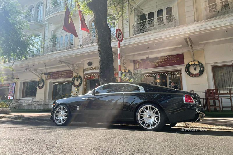 Không rõ giá xe Rolls-Royce Wraith của Cường Đô la hiện tại là bao nhiêu, chỉ biết, hiện tại mẫu xe siêu sang này có giá bán chính hãng từ 33,6 tỷ đồng tại thị trường Việt Nam, chưa bao gồm các tùy chọn bổ sung.