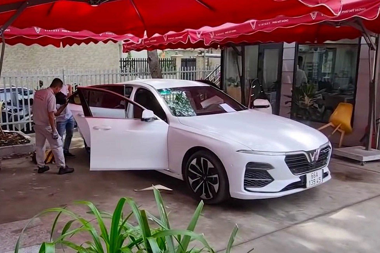 Các nhân viên kỹ thuật sửa lỗi cửa trên chiếc VinFast của ông Hoàng. Ảnh chụp màn hình.