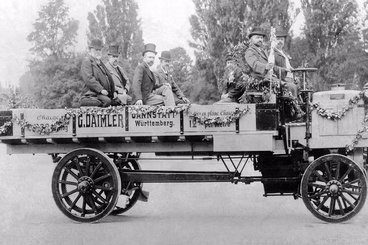 Cơ cấu lái sử dụng một sợi dây xích để điều khiển trục trước dạng lá lò xo. Người lái xe ngồi ở phía trước, trong khi động cơ được đặt ở phía sau. Theo thông tin được biết, chiếc xe tải cổ xưa này có chỉ số tiêu thụ nhiên liệu khá ấn tượng khoảng 6 lít cho mỗi 100 km. Hoặc, theo thuật ngữ của thời đó sẽ là “0,4 kg mỗi mã lực và giờ”.