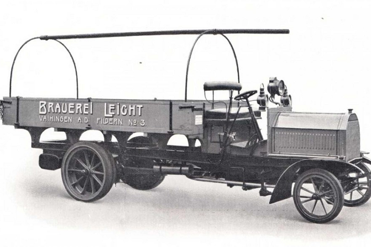 Một phiên bản sửa đổi khác cũng đã được thực hiện ngay sau đó với động cơ đặt trước trục trước. Đây là động cơ dung tichx 2,2 lít lớn hơn với hệ thống đánh lửa Bosch và hệ thống làm mát mới.