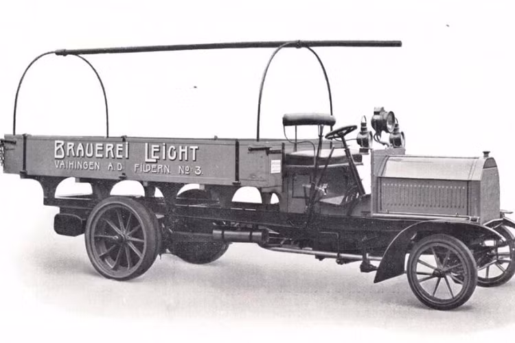 Một phiên bản sửa đổi khác cũng đã được thực hiện ngay sau đó với động cơ đặt trước trục trước. Đây là động cơ dung tichx 2,2 lít lớn hơn với hệ thống đánh lửa Bosch và hệ thống làm mát mới.