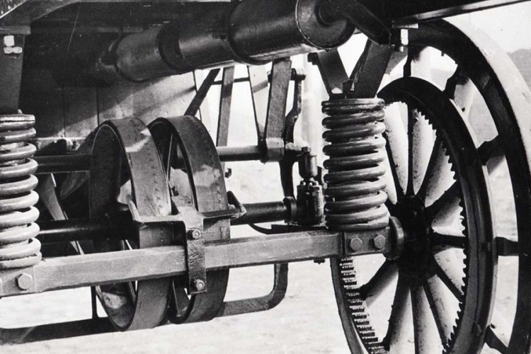 Trông giống như một chiếc xe thồ lắp động cơ, chiếc xe tải bé nhỏ này có công suất xấp xỉ 4 mã lực, truyền lực tới bánh sau thông qua một hệ thống truyền động bằng dây đai. Động cơ được bảo vệ bởi hai lò xo xoắn bởi nó rất nhạy cảm với rung động. Xem xét bộ la-zăng bằng sắt cứng nặng nề, chiếc xe hẳn là rung lắc dữ dội khi di chuyển.