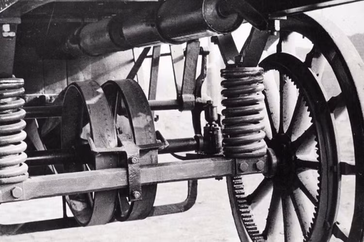 Trông giống như một chiếc xe thồ lắp động cơ, chiếc xe tải bé nhỏ này có công suất xấp xỉ 4 mã lực, truyền lực tới bánh sau thông qua một hệ thống truyền động bằng dây đai. Động cơ được bảo vệ bởi hai lò xo xoắn bởi nó rất nhạy cảm với rung động. Xem xét bộ la-zăng bằng sắt cứng nặng nề, chiếc xe hẳn là rung lắc dữ dội khi di chuyển.