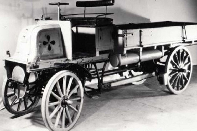 Chỉ 2 năm sau, Daimler và Wilhelm Maybach đã chế tạo một phiên bản nâng cấp của chiếc xe tải với động cơ được chuyển lên phía trước. Cuối năm đó, chiếc xe tải cuối cùng đã có thiết kế riêng với phần đầu xe độc đáo, tạo sự khác biệt với chiếc xe thồ mà nó dựa trên.