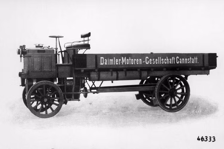 Dựa theo một thông cáo báo chí quốc tế mới được phát hành bởi công ty Đức, ông Gottlieb Daimler, một người đi tiên phong trong phát triển động cơ đốt trong và ôtô, chính là người đã tạo nên chiếc xe tải đầu tiên trên thế giới vào năm 1896. Nó ra đời dựa trên những dự án phát triển trước đó của ông ấy và có trang bị một động cơ 2 xi-lanh dung tích 1,06 lít.