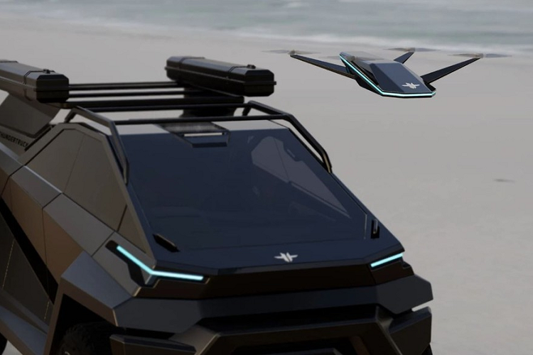 Được trang bị với những công nghệ tối tân, Thundertruck sẽ có màn hình hiển thị thông tin 3 chiều, và máy bay drone đồng hành của riêng nó. Trong khi đó, Range Extender Unit, có lẽ là một trong những tính năng bất ngờ nhất của mẫu xe bán tải điện này, sẽ đóng vai trò một bộ pin di động mà có thể biến chiếc thành 6x6, tăng cường thêm tải trọng và sức kéo.