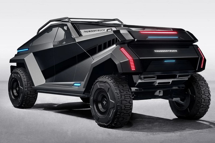 Thundertruck chạy điện mới trông giống như một đứa con lai tạo giữa Tesla Cybertruck và Tumbler của Batman. Theo đội ngũ thiết kế, nó là một mẫu bán tải đa chức năng, chạy điện hoàn toàn, biết biến hình, và được thiết kế với tư duy đột phá mọi giới hạn. Như những hình ảnh ở đây cho thấy, chiếc xe này có kích thước khổng lồ và những đường nét sắc cạnh, nhưng lại cực kỳ thực dụng và thân thiên môi trường, đồng thời sẽ cung cấp độ đáng tin cậy và hiệu suất phi thường ở bất cứ mọi nơi. Ít nhất là trên mặt lý thuyết.