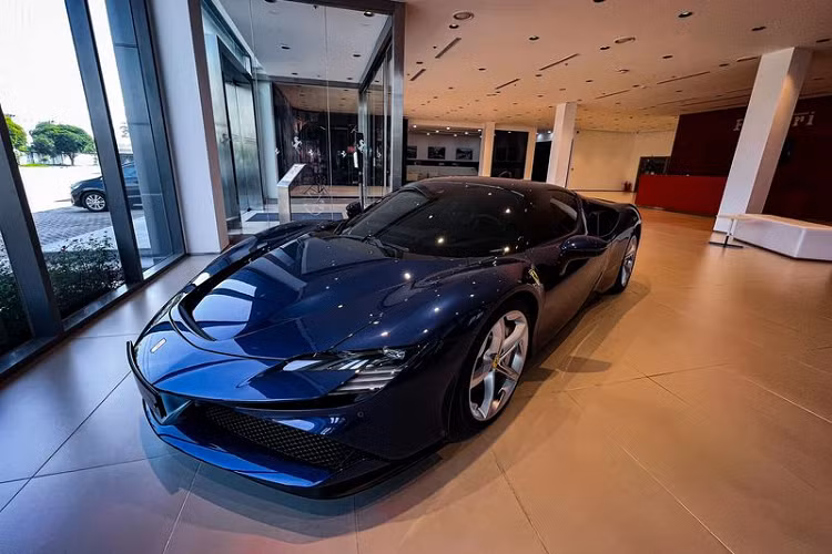 Vào tháng 4 năm nay, Cường Đô la đã chia sẻ về việc đặt hàng chính hãng một chiếc Ferrari SF90 Stradale màu xanh, chính vì vậy, ngay khi thấy chiếc SF90 Stradale trong bài nhiều người đã nghĩ rằng đó là xe của vị doanh nhân.