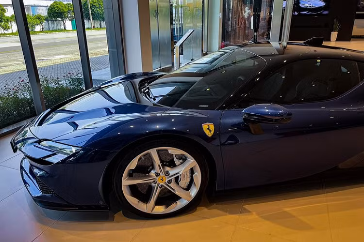 Tuy nhiên, theo phía Ferrari Việt Nam cho biết chiếc Ferrari SF90 Stradale chính hãng vừa được đưa về không phải của vợ chồng Nguyễn Quốc Cường - Đàm Thu Trang, mà là xe trưng bày tại đại lý.