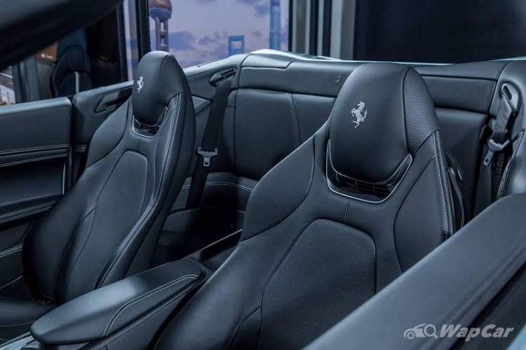 Chiếc xe ra mắt tại Malaysia có cabin tối màu khác với tông đỏ - đen thể thao như chiếc bên Thái Lan. Mức giá xe Ferrari Portofino M tại Malaysia tương đương khoảng 5,4 tỳ đồng trước thuế.