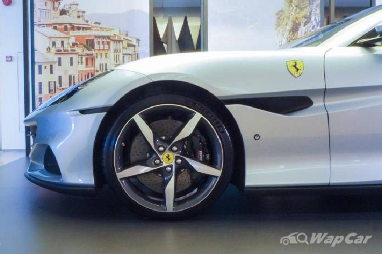 Nhìn chung, phần đuôi xe đã được làm hài hòa hơn với mặt trước, mang lại một tổng thể mạch lạc cho Ferrari Portofino M.