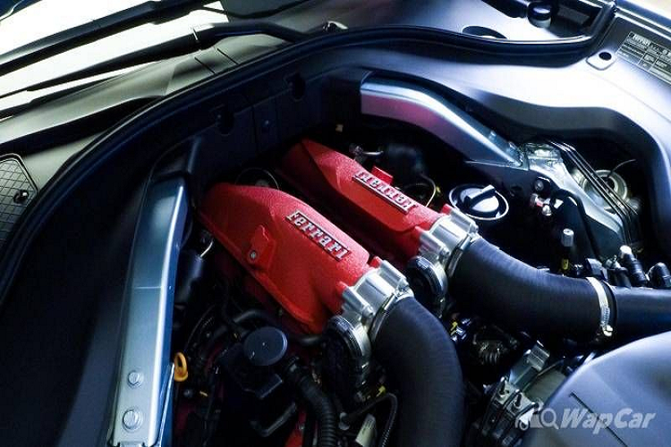 Đối với nội thất, Ferrari bổ sung những sự kết hợp màu sắc mới và nhiều vật liệu cao cấp hơn cho Portofino M 2021, phần còn lại của cabin vẫn giống hệt như mẫu xe tiền nhiệm Portofino.