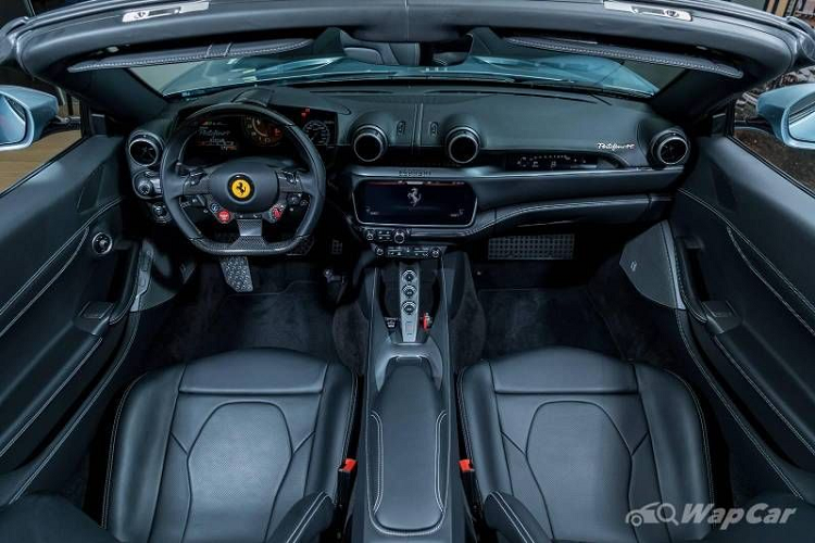 Ở phía sau, hệ thống xả mới của Portofino M không còn cần tới bộ giảm thanh, vì vậy, phần đuôi xe trông gọn gàng hơn đáng kể. Cản sau giờ đây được sắp xếp hợp lý và đẽo gọt công phu hơn.