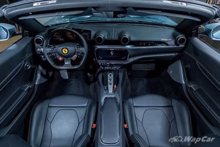 Ở phía sau, hệ thống xả mới của Portofino M không còn cần tới bộ giảm thanh, vì vậy, phần đuôi xe trông gọn gàng hơn đáng kể. Cản sau giờ đây được sắp xếp hợp lý và đẽo gọt công phu hơn.