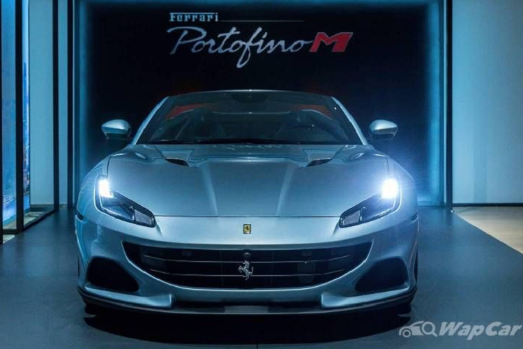 Về kiểu dáng, siêu xe Ferrari Portofino M được trang bị bộ cản trước mới tích hợp các khe hút gió lớn hơn, khoét sâu hơn, mang đến cho "ngựa chiến" diện mạo hầm hố hơn hẳn, trong khi đó, các lỗ thông gió mới ở vòm bánh xe được bổ sung để giảm lực cản tổng thể cho xe.