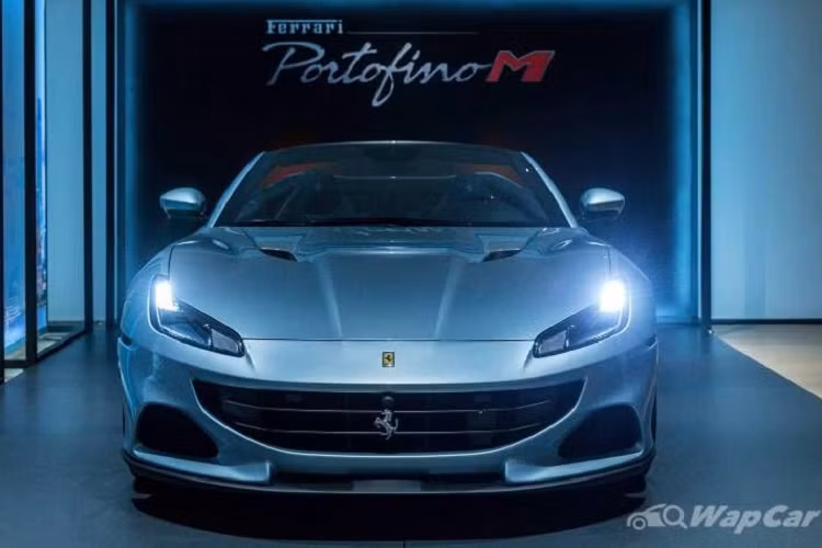 Về kiểu dáng, siêu xe Ferrari Portofino M được trang bị bộ cản trước mới tích hợp các khe hút gió lớn hơn, khoét sâu hơn, mang đến cho "ngựa chiến" diện mạo hầm hố hơn hẳn, trong khi đó, các lỗ thông gió mới ở vòm bánh xe được bổ sung để giảm lực cản tổng thể cho xe.