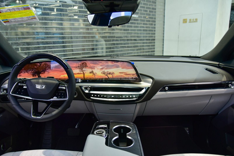 Có thể nói, Cadillac Lyriq là mẫu SUV hạng sang nhưng có giá bán khá hợp túi tiền. Đây đồng thời là mẫu xe thuần điện đầu tiên của thương hiệu Cadillac. Tại Trung Quốc, Lyriq sẽ do liên doanh SAIC-GM lắp ráp và phân phối ra thị trường.