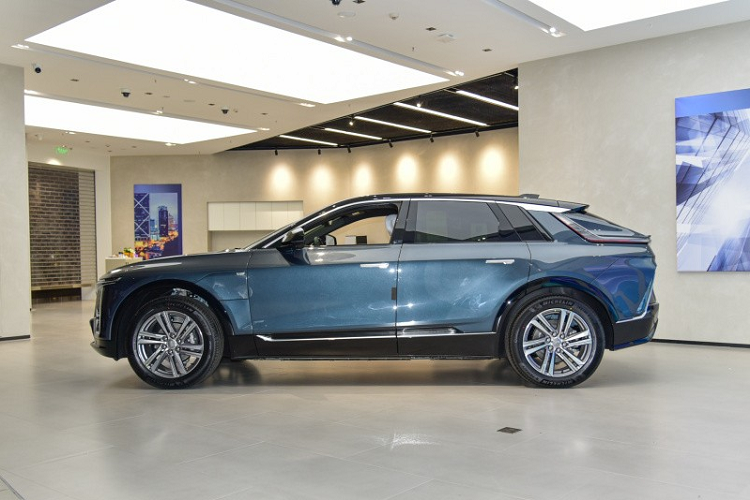 Tương tự ngoại thất, nội thất của Cadillac Lyriq cũng toát lên vẻ hiện đại, sang trọng và công nghệ cao. Điều này được thể hiện qua những chi tiết khắc bằng laser, núm xoay tỉ mỉ, hệ thống đèn viền 26 màu và màn hình LED 33 inch với độ phân giải 9K siêu cao, có thể hiển thị 1 tỷ màu sắc. Ngoài ra, Cadillac Lyriq còn có hệ thống âm thanh AKG Studio System 19 loa cũng như hệ thống kết nối 5G, mang đến tương tác mượt mà giữa người và xe.