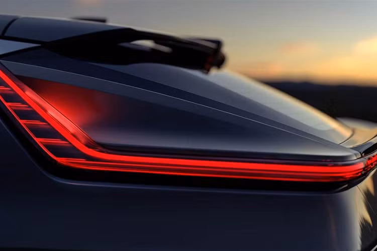 Cuối cùng là hệ thống hỗ trợ lái bán tự động Super Cruise thế hệ mới của tập đoàn GM. Hệ thống này giúp xe có thể tự động chuyển làn mà không cần sự can thiệp của người lái. Ngoài ra, hệ thống còn có thể cập nhật phần mềm qua Wi-Fi để liên tục nâng cấp trải nghiệm lái an toàn, thông minh và tiện lợi cho người dùng. Dự kiến, Cadillac Lyriq sẽ chính thức được giao tới tay khách hàng vào giữa năm sau. Tại thị trường Mỹ, Cadillac Lyriq sẽ là đối thủ tiềm năng của VinFast VF e36.