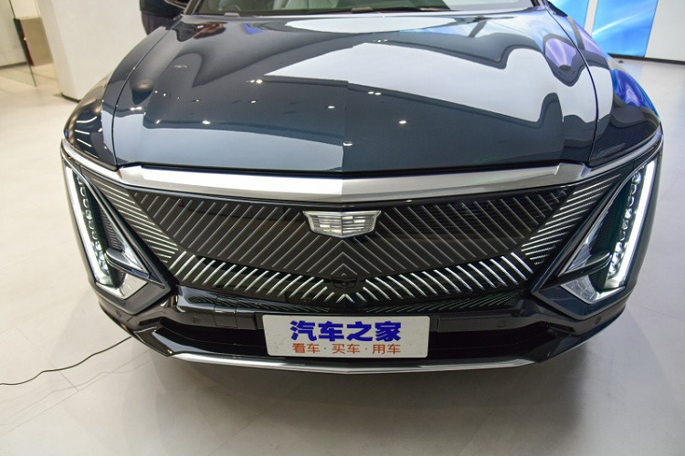 Tại Trung Quốc, khách hàng có thể đặt mua Cadillac Lyriq qua ứng dụng IQ của hãng Cadillac hoặc chương trình trên WeChat. Số tiền đặt cọc mà khách hàng phải bỏ ra là 1.190 Nhân dân tệ (khoảng 4,1 triệu đồng). Trong khi đó, giá xe Cadillac Lyriq tại thị trường tỷ dân này khởi điểm từ 439.700 Nhân dân tệ (1,53 tỷ đồng).